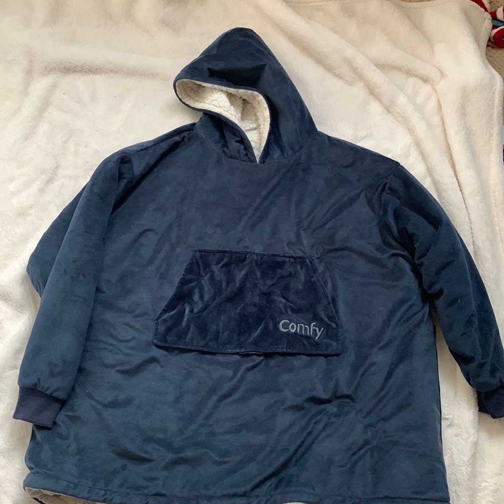 size 12 : color is a dark blue and is big and comfy !